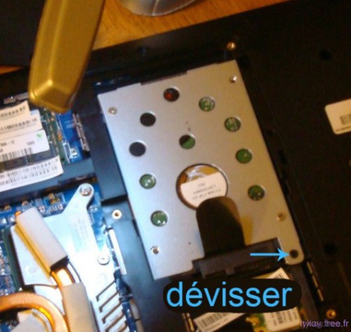 05mai/ssd_remplacement _ tuto 2011 - laptop acer remplacement hard drive to solid state drive (2) plus pres
